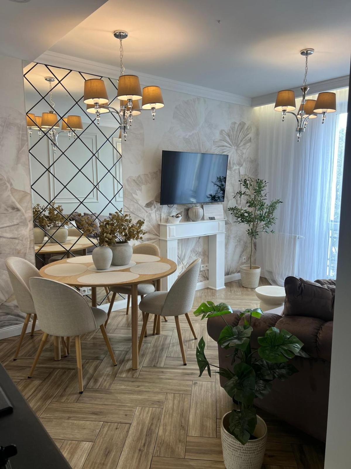 Family & Business Sauna Apartments Plac Wolnosci Centrum Downtow, - Piekny Apartament - 5 Bedroom With Private Sauna, Bath With Hydromassage, Parking, Catering Options 凯尔采 外观 照片